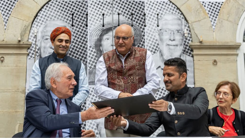 Jaisalmer Municipal Council commissioner Lajpal Singh exchanges files with Carcassonne Mayor Gerard Lera.